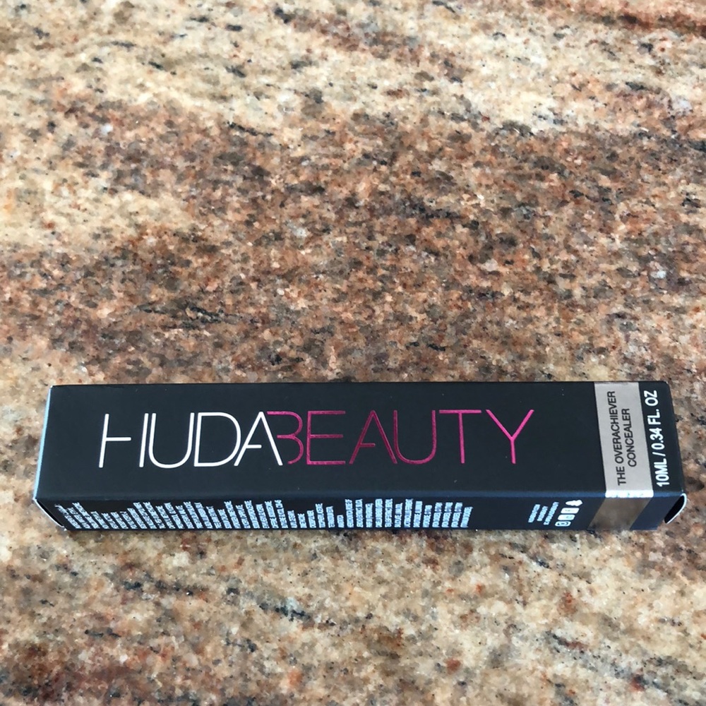 Huda Beauty Overachiever Concealer Sugar Biscuit